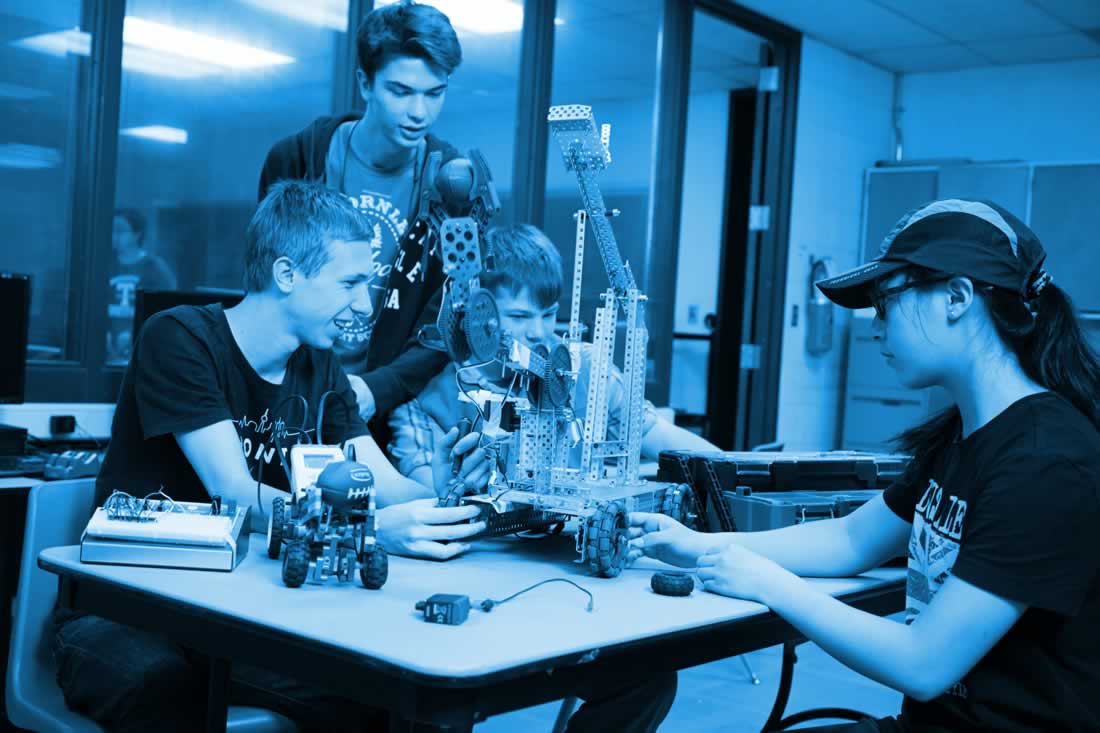 Ceci est une image d'élèves qui font de la robotique.